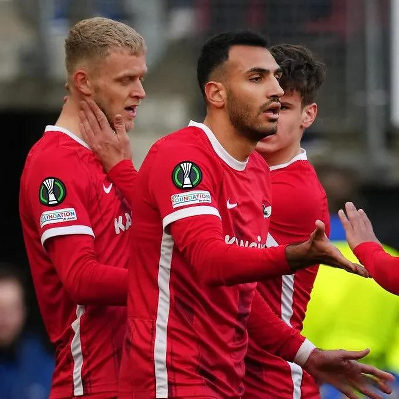 包含尼斯主场大胜第戎，争冠局势持续悬念的词条