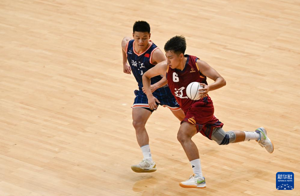 体育比赛场上球队尽显拼搏精神 体育比赛场上球队尽显拼搏精神