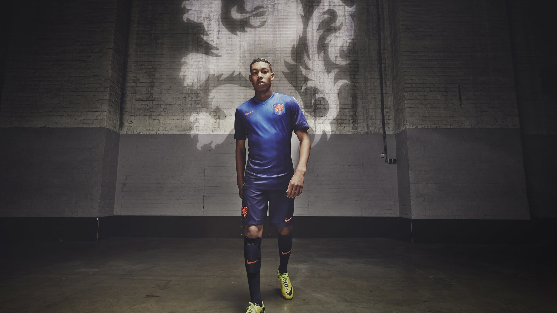 德甲争冠战焦点战，拜仁提前终结悬念，波兰神锋再创历史