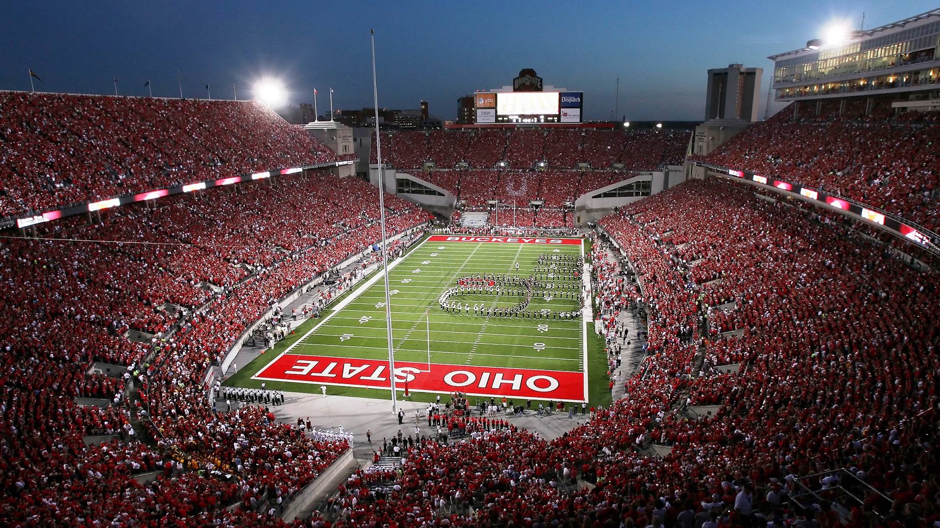 引擎轰鸣之夜，乔治关键制胜，F1新赛季揭幕战悬念终落