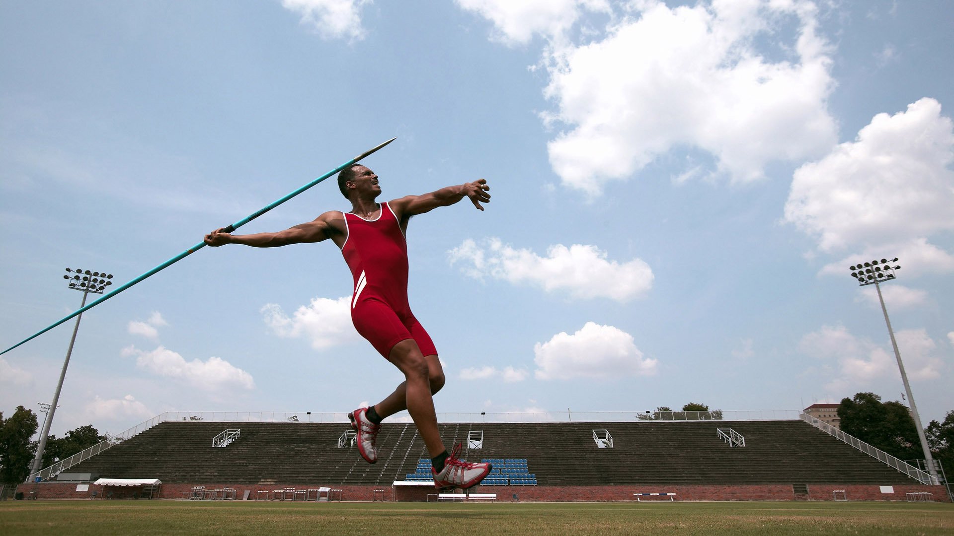 从红土到绿茵,兹维列夫戴杯绝杀法网,一场统治级的跨界宣言