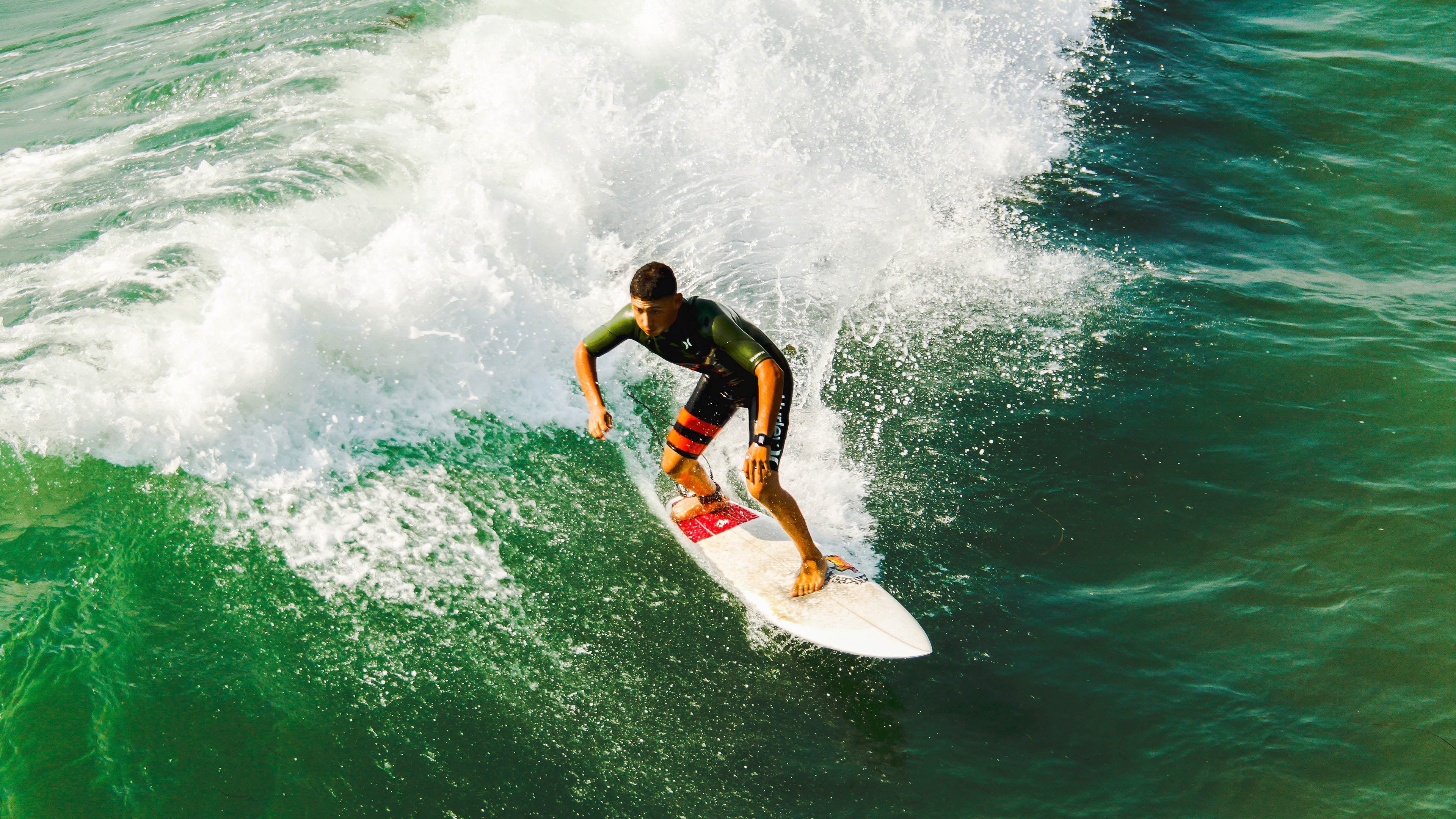 绿茵场上的绝杀与乒乓球台的火热，跨越赛场的巅峰时刻